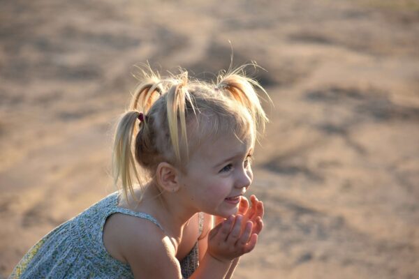 Acțiunile de prim ajutor simple, precum aplicarea presiunii și poziționarea corectă, pot controla eficient epistaxisul în majoritatea situațiilor.