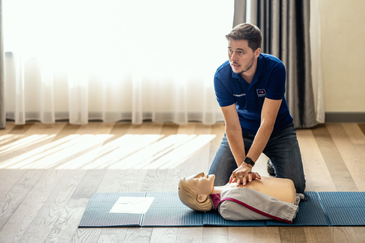 ERC (Consiliul European de Resuscitare) a publicat recent rezultatele unui studiu efectuat în Europa, legat de obligativitatea unui curs de prim ajutor pentru a primi permisul auto. Inițiativa se numește "Learn to drive. Learn CPR" (Învață să conduci. Învață resuscitarea cardiopulmonară).