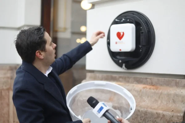 Un oraș mai pregătit pentru urgențe – Prezența defibrilatoarelor în spații publice reduce riscul de deces din cauza stopului cardiac, una dintre principalele cauze de mortalitate la nivel mondial.