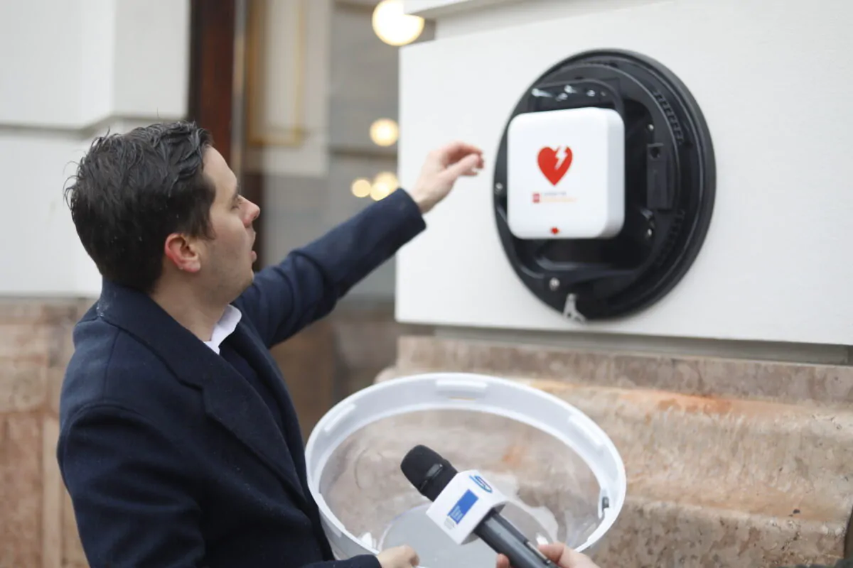 Un oraș mai pregătit pentru urgențe – Prezența defibrilatoarelor în spații publice reduce riscul de deces din cauza stopului cardiac, una dintre principalele cauze de mortalitate la nivel mondial.